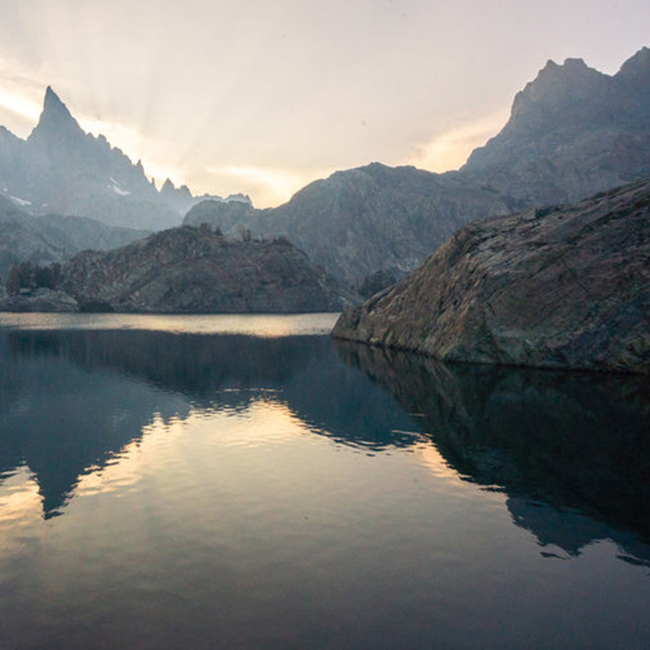 4-minaret-lake-sunset-backpacking-hike